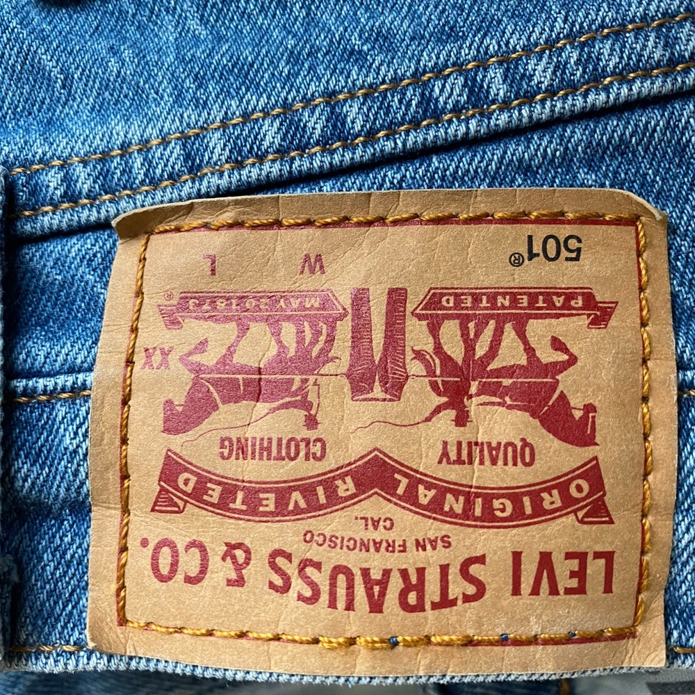 Levi's W32 L30 Light Blue Straight-Leg Jeans with Button Fly - Picture 3 of 5